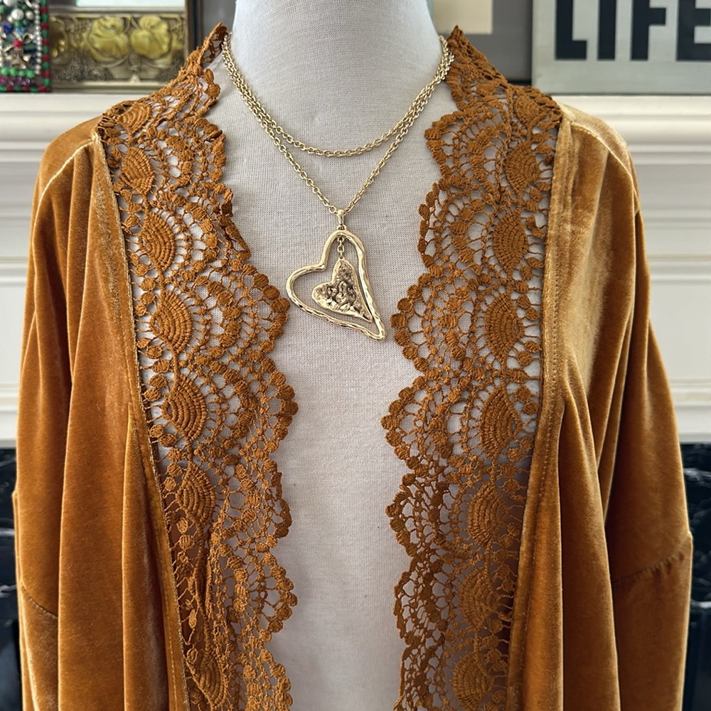Glorious gold velvet “Rusty Dusty” kimono w/ lace trim. Worn once - Picture 2 of 7